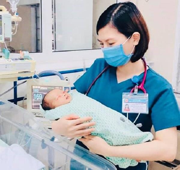 Người đầu tiên phát hiện cháu bé bị bỏ rơi 3 ngày dưới hố gas: Nhìn thằng bé nằm im, tay chân tôi bủn rủn-2