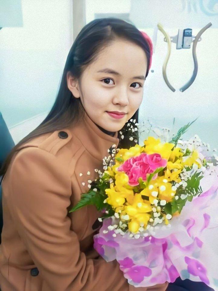 Mới đây, hình ảnh Kim So Hyun trong ngày tốt nghiệp tiểu học bất ngờ "viral" rộng rãi trên mạng xã hội. Một đàn em khóa dưới của Kim So Hyun chia sẻ thêm: "Chị ấy dù siêu bận rộn nhưng vẫn đến trường sớm và rất thân thiện. Chị ấy cũng hứa sẽ ký tặng mình trong ngày tốt nghiệp nữa". Nhiều cư dân mạng đã dành lời khen ngợi cho tính cánh tốt bụng, dễ mến của "em gái mưa".