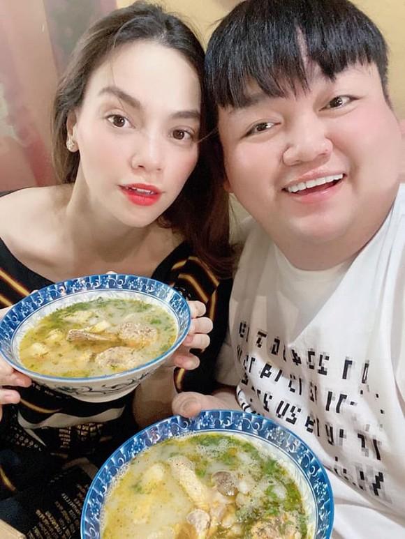 Mới khoe bộ ảnh toàn thân, Hà Hồ vẫn quyết giấu bụng bầu trong loạt ảnh đời thật-1