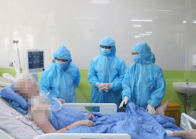 Clip: Phi công người Anh ngồi xe lăn đi phơi nắng, 2 tay vận động dần về mức bình thường-3