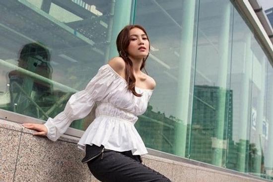 Ninh Dương Lan Ngọc bị bảo vệ đuổi khi tạo dáng chụp hình