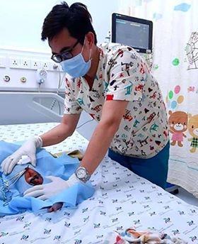 Thêm một bé trai sơ sinh bị bỏ rơi ở hố ga giữa đêm mưa, bị kiến cắn, hoại tử dây rốn-1