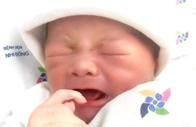 Thêm một bé trai sơ sinh bị bỏ rơi ở hố ga giữa đêm mưa, bị kiến cắn, hoại tử dây rốn-2