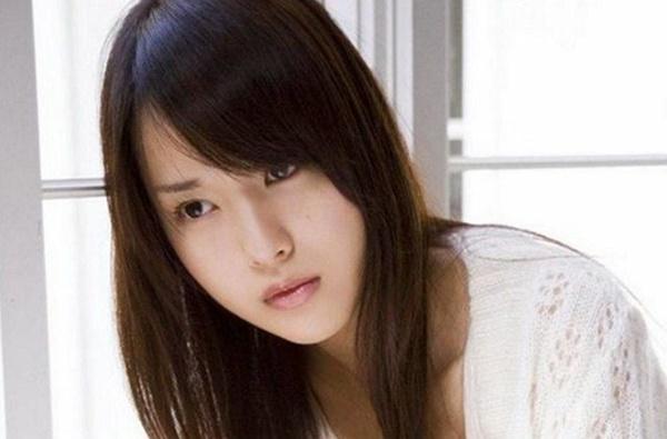 Em chồng đưa bạn trai về ra mắt, tôi chết khiếp khi anh ta lén dúi cho mẩu giấy quen-1