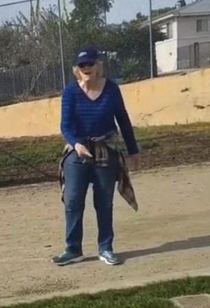 Để 4 đứa con nhỏ lái ô tô đồ chơi mà không có giấy phép lái xe, bà mẹ bị mắng xơi xơi-1