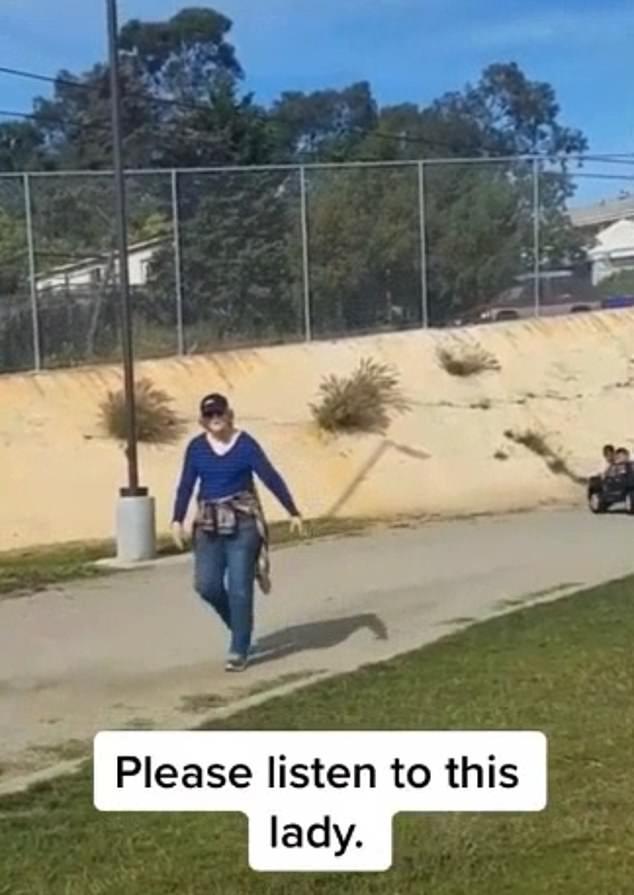 Để 4 đứa con nhỏ lái ô tô đồ chơi mà không có giấy phép lái xe, bà mẹ bị mắng xơi xơi-3