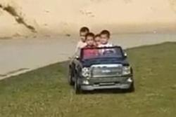 Để 4 đứa con nhỏ lái ô tô đồ chơi mà không có giấy phép lái xe, bà mẹ bị mắng xơi xơi