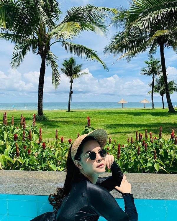 Xuống hồ bơi nhưng vẫn đội cả mũ, Phạm Quỳnh Anh cẩn thận bảo vệ da dưới nắng hè-2