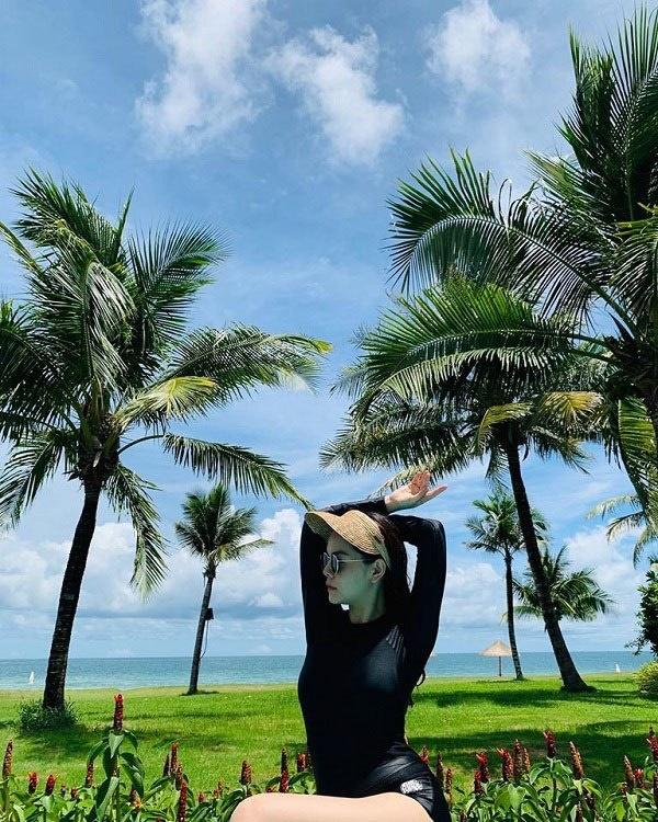 Xuống hồ bơi nhưng vẫn đội cả mũ, Phạm Quỳnh Anh cẩn thận bảo vệ da dưới nắng hè-3