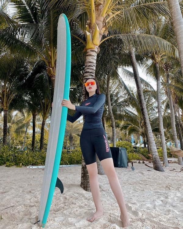 Xuống hồ bơi nhưng vẫn đội cả mũ, Phạm Quỳnh Anh cẩn thận bảo vệ da dưới nắng hè-4