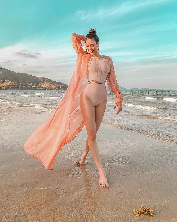 Xuống hồ bơi nhưng vẫn đội cả mũ, Phạm Quỳnh Anh cẩn thận bảo vệ da dưới nắng hè-7