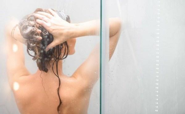 Xuống hồ bơi nhưng vẫn đội cả mũ, Phạm Quỳnh Anh cẩn thận bảo vệ da dưới nắng hè-11