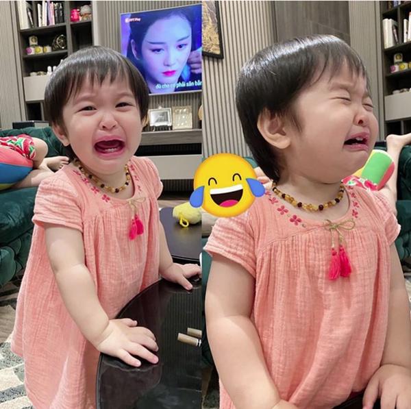 Hằng Túi đăng ảnh bé Sam mếu máo nhận vạn like, biết lý do hội chị em khóc theo vì mùa hè nhà ai cũng khổ y vậy-1