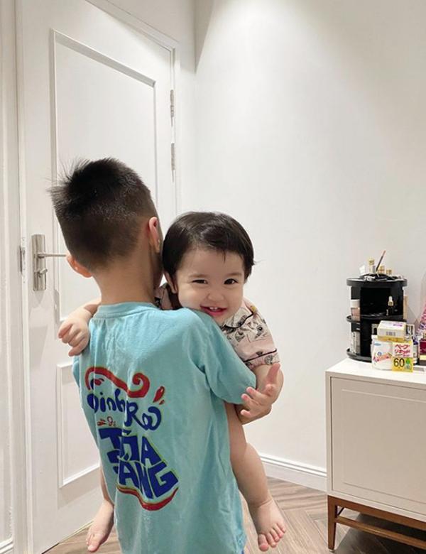Hằng Túi đăng ảnh bé Sam mếu máo nhận vạn like, biết lý do hội chị em khóc theo vì mùa hè nhà ai cũng khổ y vậy-5