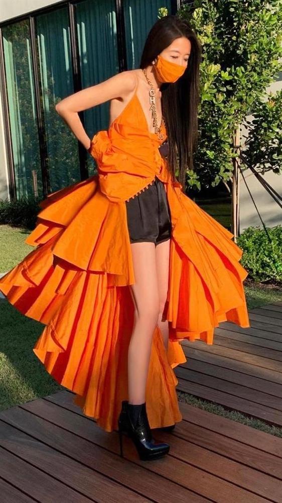 Quả là nữ hoàng váy cưới Vera Wang: Nhờ đôi chân thon nuột mà lấn át bà mẹ đẹp nhất Thái Lan lẫn chị lớn Hong Kong-1