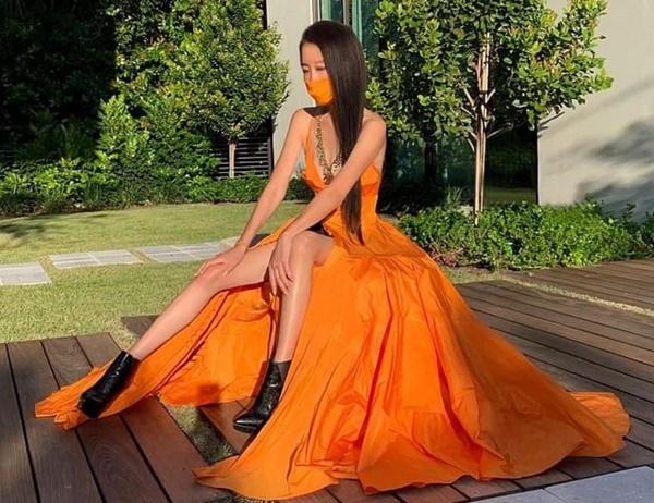 Quả là nữ hoàng váy cưới Vera Wang: Nhờ đôi chân thon nuột mà lấn át bà mẹ đẹp nhất Thái Lan lẫn chị lớn Hong Kong-2