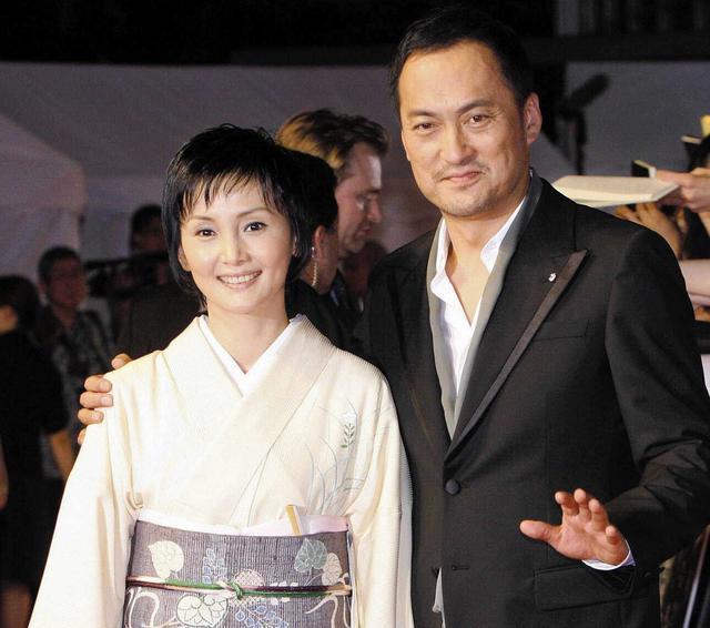 Bà xã Kaho Minami vô cùng đau khổ khi biết chồng ngoại tình, cũng như phải chống chọi với căn bệnh ung thư vú. Đến tháng 5/2018, bà là người đề nghị ly hôn. Trên thực tế, Kaho Minami cũng đã từng là người thứ ba chen vào giữa gia đình của Ken Watanabe và người vợ thứ nhất.