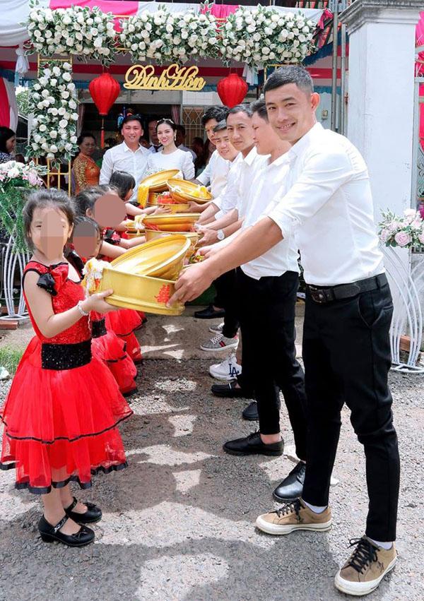 Xôn xao dàn phù dâu nhí đỡ tráp trong đám hỏi của cặp đôi ở Vũng Tàu-1