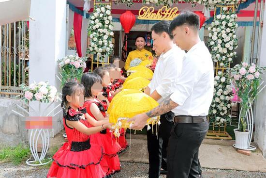 Xôn xao dàn phù dâu nhí đỡ tráp trong đám hỏi của cặp đôi ở Vũng Tàu