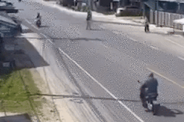 Clip: Người đàn ông chạy xe máy bị thanh sắt dài quật ngã văng ra đường