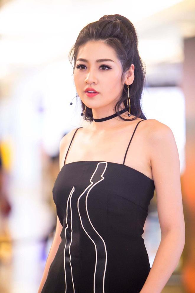 Sau 2 năm vắng bóng, Á hậu Tú Anh bật mí về việc trở thành MC của bản tin "Tài chính tiêu dùng". Trước đó, cô đã có khoảng thời gian 2 năm để học tập và chuẩn bị cho công việc này. Tú Anh cho biết BTV Ngọc Trinh và Á hậu Thụy Vân chính là hai người đã hướng dẫn cô thời gian qua.