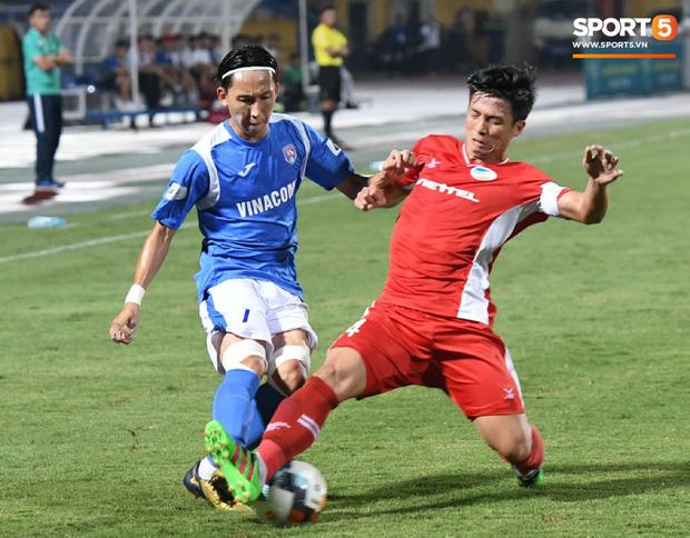 HLV Park Hang Seo ân cần bế con gái Bùi Tiến Dũng nhưng cô bé lại mếu máo đòi mẹ-1