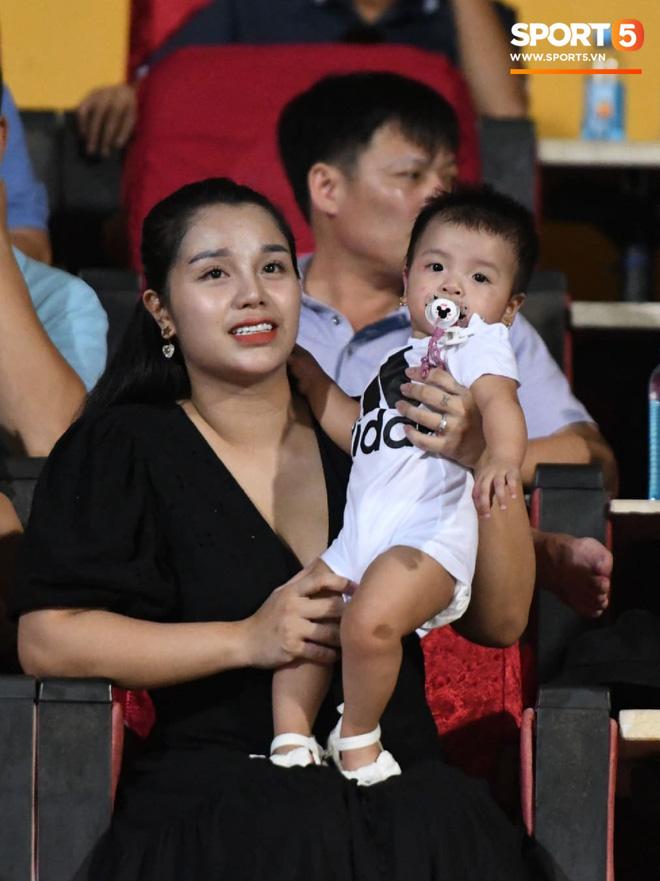 HLV Park Hang Seo ân cần bế con gái Bùi Tiến Dũng nhưng cô bé lại mếu máo đòi mẹ-2