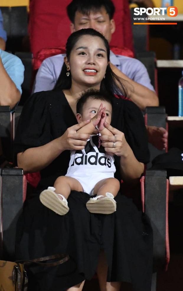HLV Park Hang Seo ân cần bế con gái Bùi Tiến Dũng nhưng cô bé lại mếu máo đòi mẹ-3