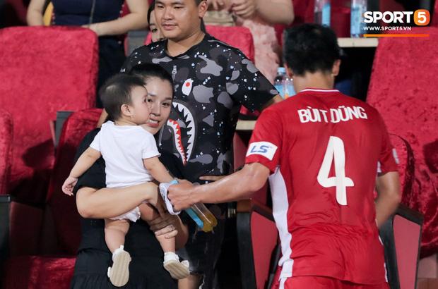 HLV Park Hang Seo ân cần bế con gái Bùi Tiến Dũng nhưng cô bé lại mếu máo đòi mẹ-4