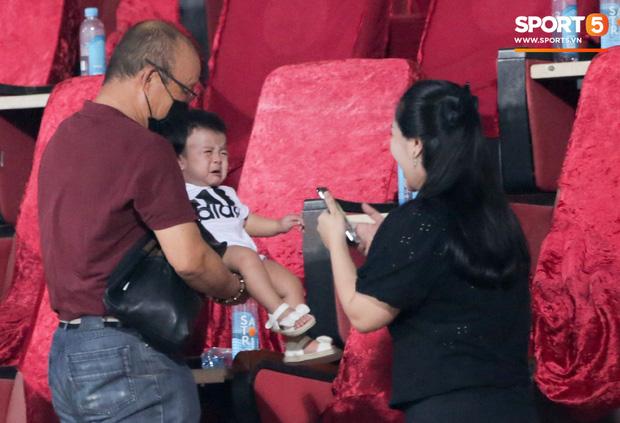 HLV Park Hang Seo ân cần bế con gái Bùi Tiến Dũng nhưng cô bé lại mếu máo đòi mẹ-5