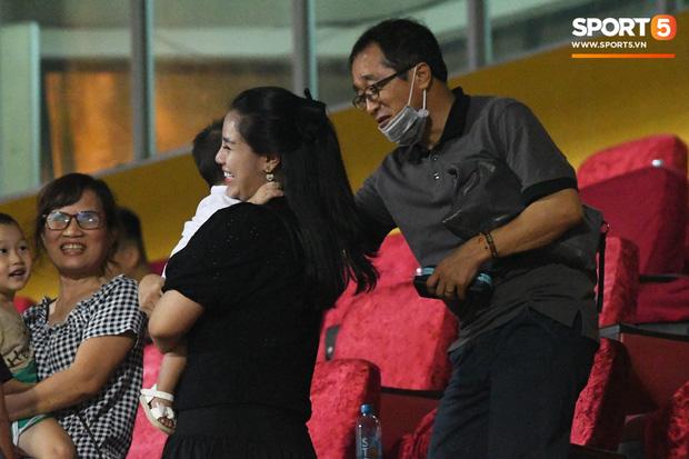 HLV Park Hang Seo ân cần bế con gái Bùi Tiến Dũng nhưng cô bé lại mếu máo đòi mẹ-6
