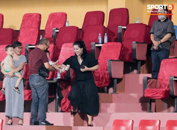 HLV Park Hang Seo ân cần bế con gái Bùi Tiến Dũng nhưng cô bé lại mếu máo đòi mẹ-7