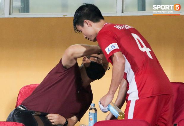 HLV Park Hang Seo ân cần bế con gái Bùi Tiến Dũng nhưng cô bé lại mếu máo đòi mẹ-8