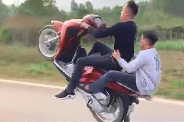 Bốc đầu xe khoe lên mạng câu like, bị công an triệu tập-1