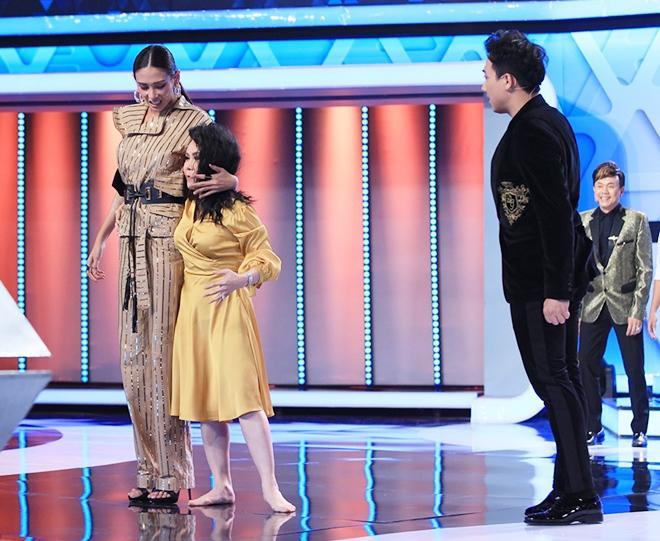 Quá gan khi đứng cạnh những người khổng lồ, danh hài Việt Hương lộ rõ cô gái 1m52!-3