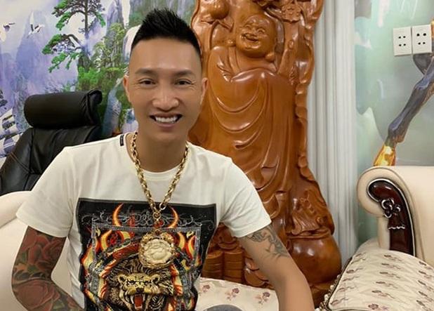 Chân dung Huấn Hoa Hồng: Giang hồ mạng 2 lần cai nghiện, ra sách chui và quảng cáo cờ bạc trá hình-4