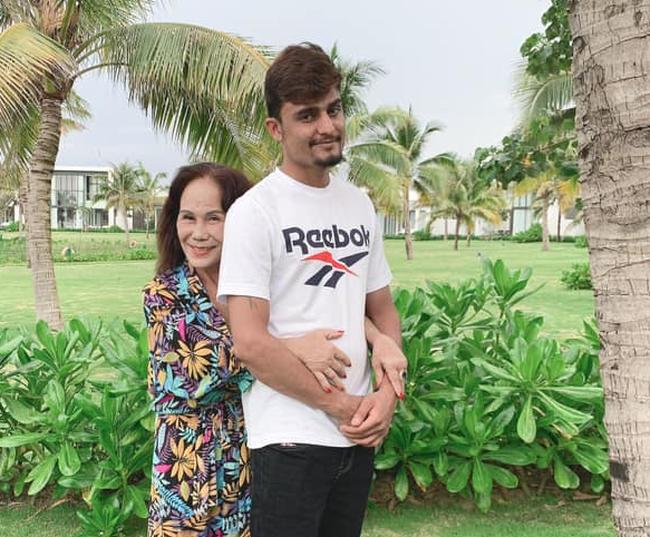 Cô dâu Việt 65 tuổi ở Đồng Nai khoe ảnh con gái thân thiết với cha dượng 28 tuổi-1