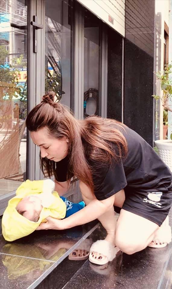 Phi Nhung nhận con nuôi thứ 21 là một đứa trẻ bị bỏ trước cửa nhà-1