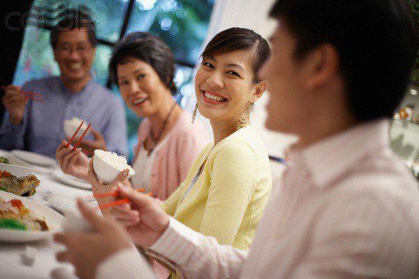 Đêm tân hôn, tôi đang thiu thiu ngủ thì bị chồng ném cả tập phong bì vào mặt tra hỏi-2