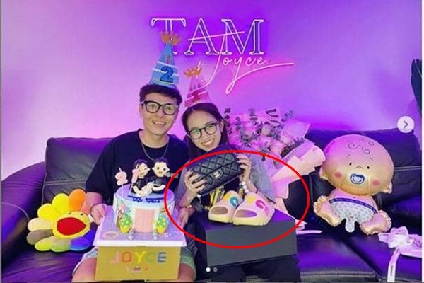 Minh Nhựa tổ chức tiệc kỷ niệm 8 năm cầu hôn Mina Phạm, quà tặng vợ nhìn là xỉu-8