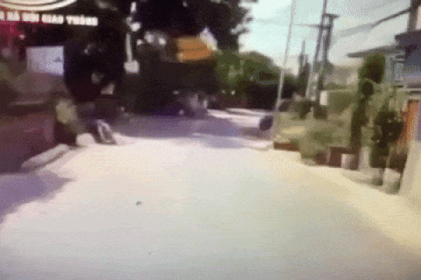 Clip: Người phụ nữ thoát chết trong gang tấc ngay dưới bánh xe container-2