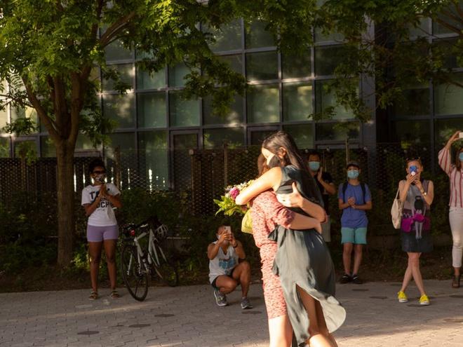 Cô gái gốc Việt được bạn gái cầu hôn ngay khi chống dịch trở về-3