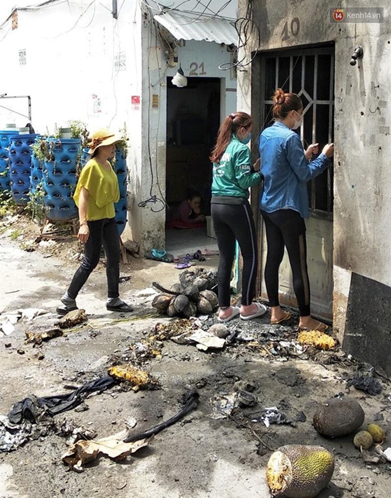 Thoát chết trong vụ cháy, con gái 18 tuổi ngã quỵ trước căn phòng khóc nghẹn gọi mẹ và 2 em vừa tử vong-1