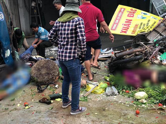 NÓNG: 2 xe tải và 1 ô tô con đâm nhau rồi lao vào chợ, thương vong nằm la liệt-3