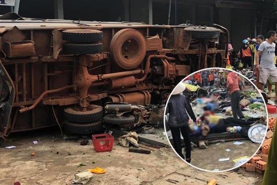 NÓNG: 2 xe tải và 1 ô tô con đâm nhau rồi lao vào chợ, thương vong nằm la liệt