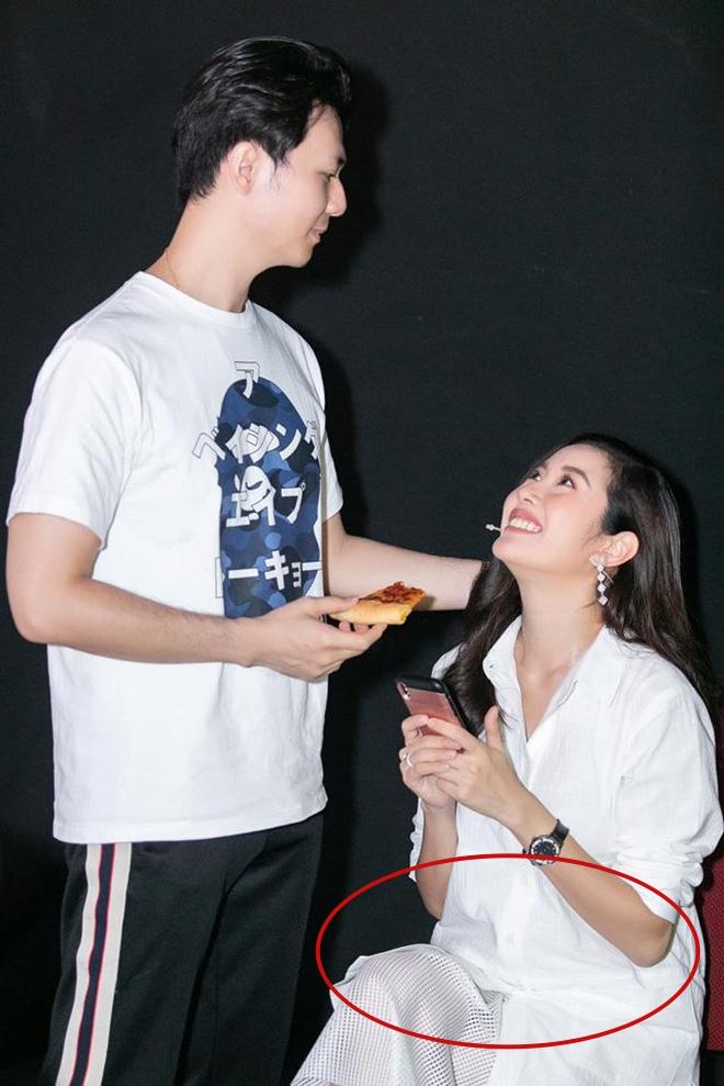 Á hậu Thúy Vân để lộ rõ bụng bầu trước khi làm đám cưới-4