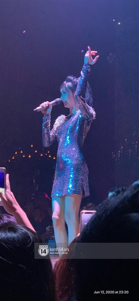 Lynk Lee lần đầu biểu diễn với diện mạo mới: Mặc váy ngắn khoét lưng sexy nhưng hát nghe sai sai?-1