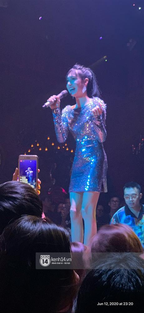 Lynk Lee lần đầu biểu diễn với diện mạo mới: Mặc váy ngắn khoét lưng sexy nhưng hát nghe sai sai?-2