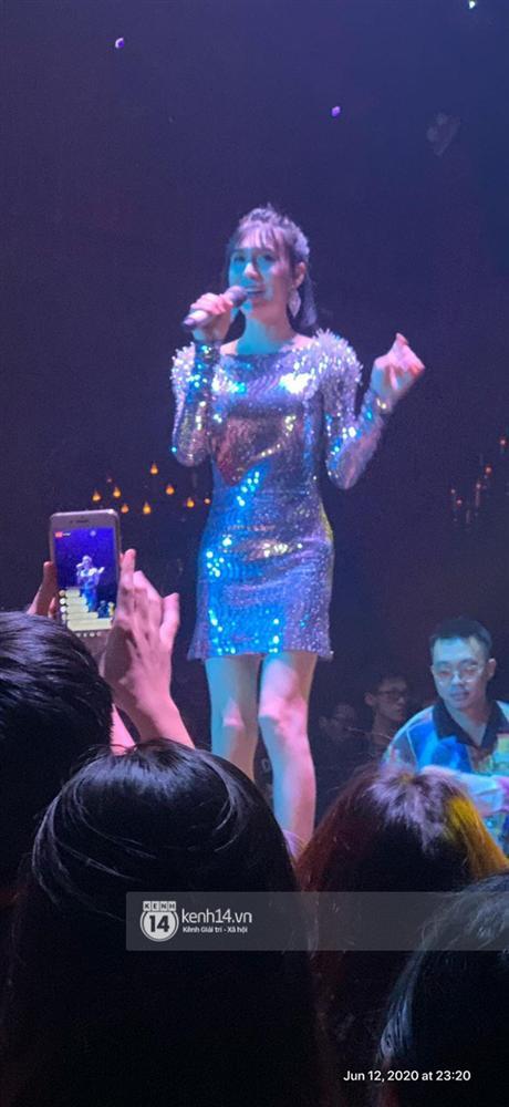 Lynk Lee lần đầu biểu diễn với diện mạo mới: Mặc váy ngắn khoét lưng sexy nhưng hát nghe sai sai?-3