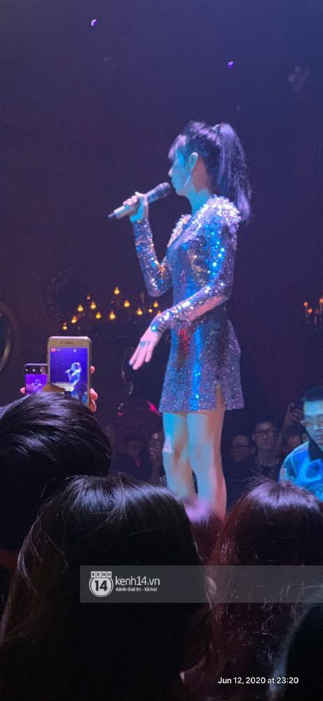 Lynk Lee lần đầu biểu diễn với diện mạo mới: Mặc váy ngắn khoét lưng sexy nhưng hát nghe sai sai?-4